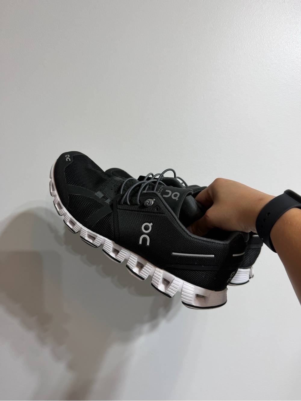 On Running Cloud 5 Black White Swiss Engineering Sneakers Shoes Women’s Size 9 U